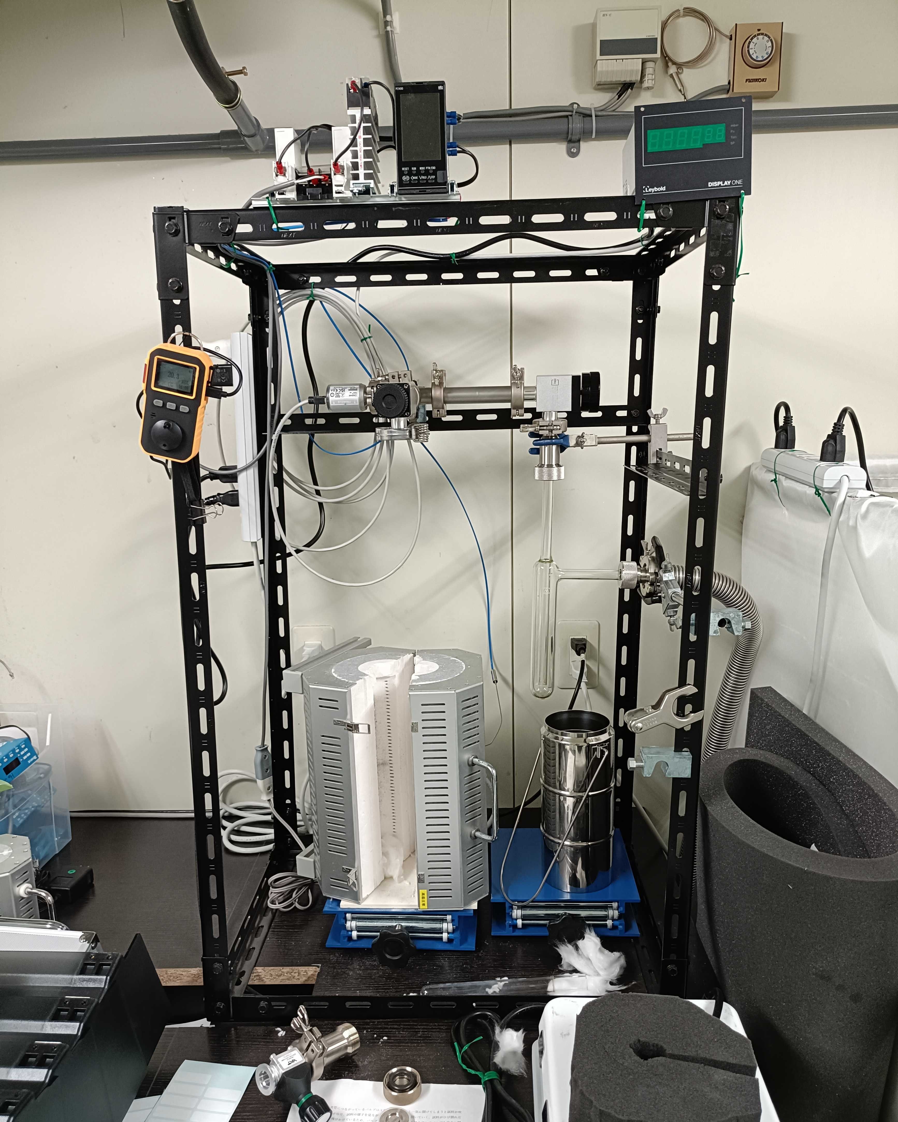 Vacuum dryer
